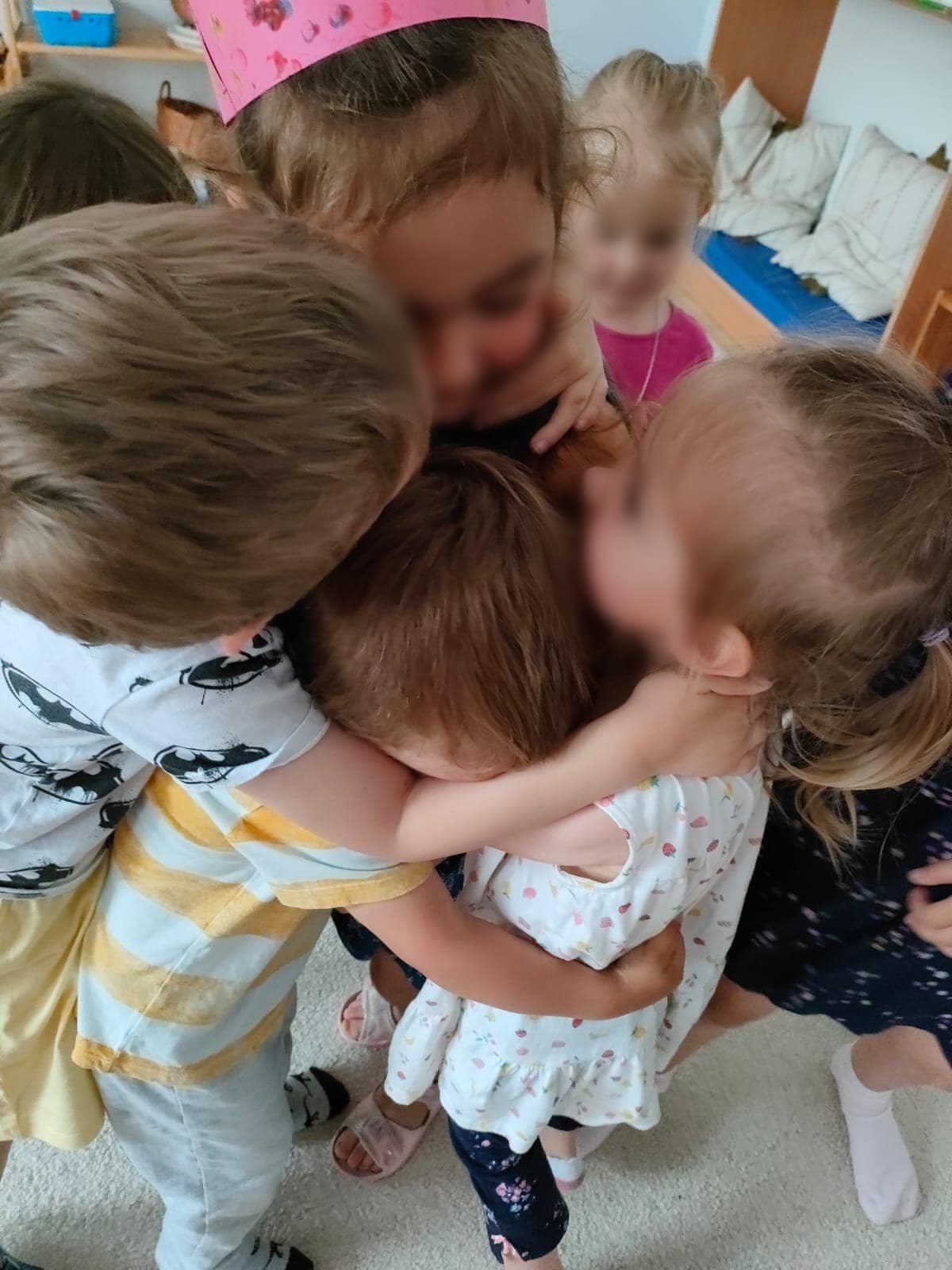 Dzieci przytulające się w grupie — przyjaźń i szacunek